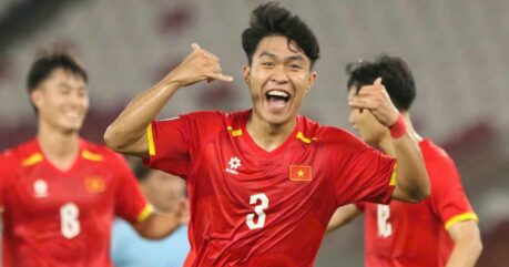 Lý Đức ra sân trong trận U22 Việt Nam gặp Lào